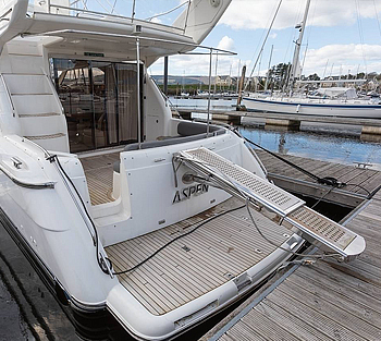 Used boats often benefit from extra features, such as this pasarelle